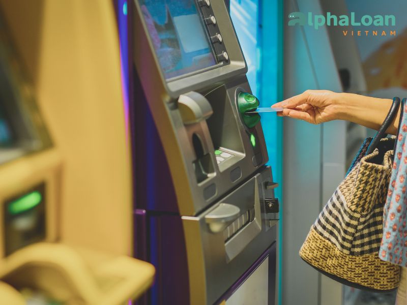 rút tiền mặt tại ATM bằng thẻ tín dụng