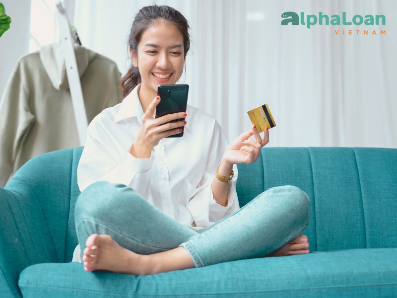 thẻ tín dụng có cả lợi ích và rủi ro tài chính