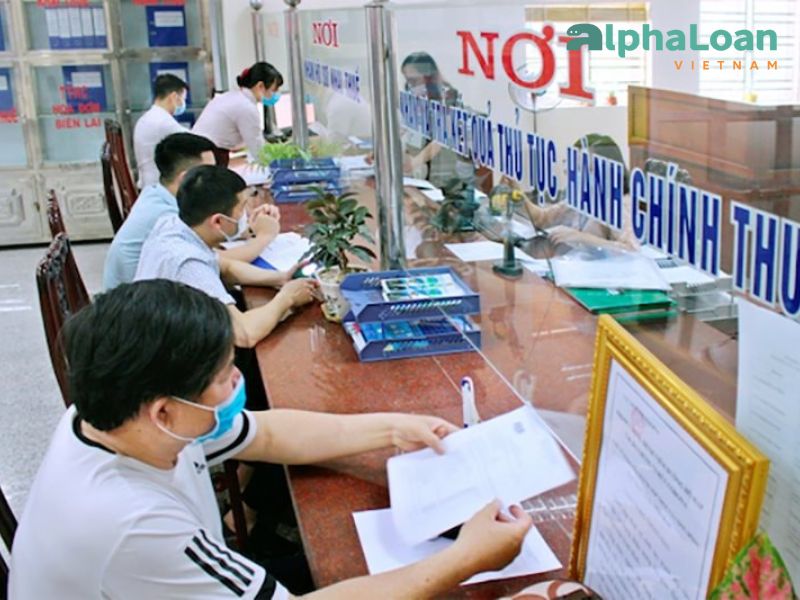 cán bộ thuế hướng dẫn người dân