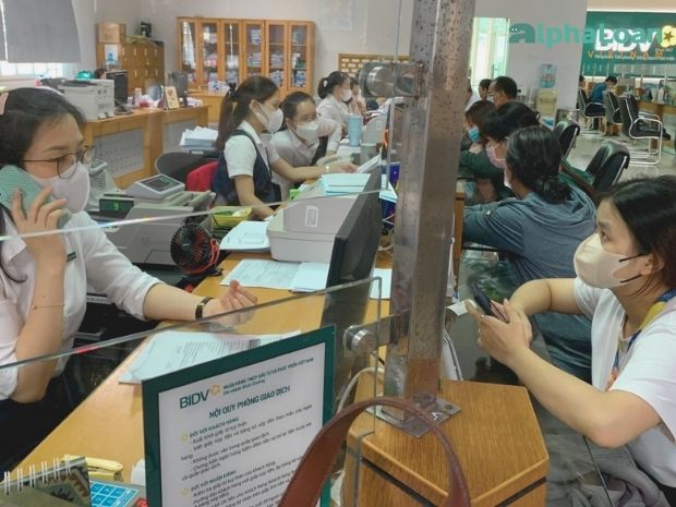 nhân viên ngân hàng hỗ trợ khách hàng chuyển tiền nhầm