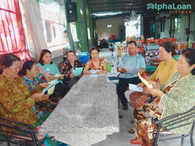 một nhóm chơi hụi địa phương
