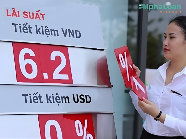 nhân viên Techcombank điều chỉnh bảng lãi suất huy động