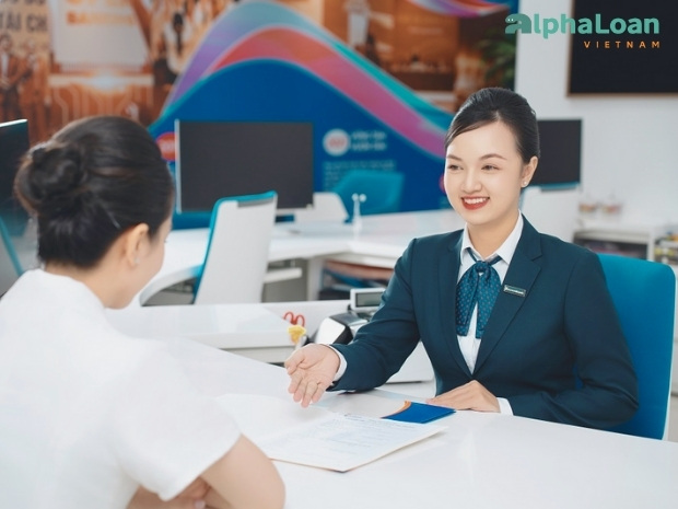 khách hàng đăng ký gửi tiết kiệm lãi suất tốt tại quầy Sacombank